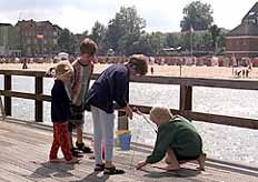 Kinder auf Mittelbr&uuml;cke