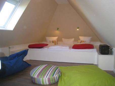 Ein offener Schlafraum mit einem gro��em Einbaubett f��r drei Personen. Bettmaa�� 270x200cm...