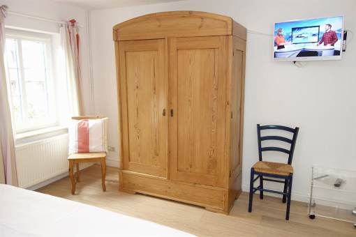Viel Platz f��r Kofferinhalte und zweites TV Ger��t