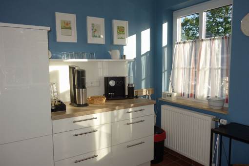 ...einfache Kaffeemaschine, Nespressomaschine und auch ein SodaStreamger��t.....(Patronen gibts bei Rewe)