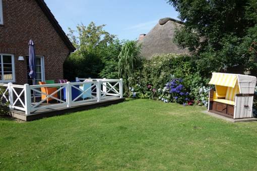 Im Garten der Strandkorb, Blick auf die Terrasse