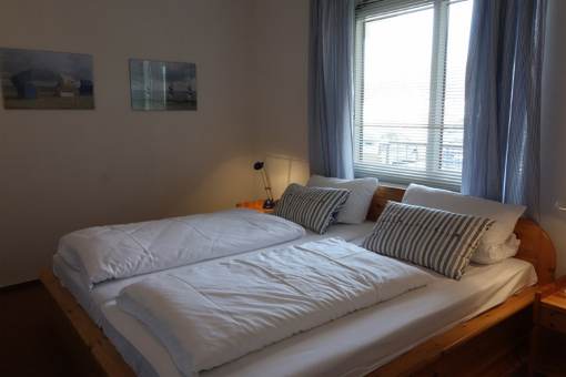 Das Schlafzimmer mit großem Doppelbett