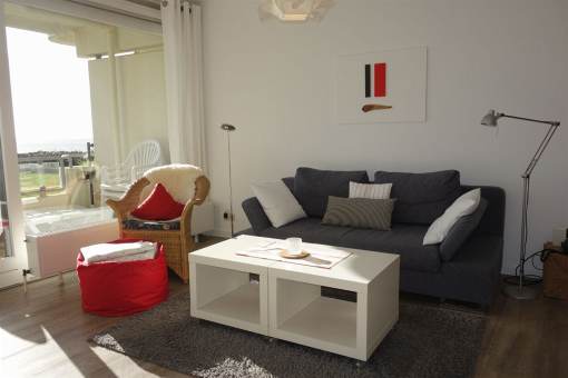 Hier noch einmal die Couch, im Hintergrund die neue Küche