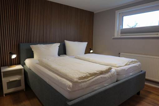 Das Schlafzimmer mit groem Doppelbett...