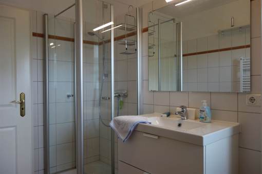Das Duschbad mit Handwaschbecken und Dusche, nicht im Bild die Toilette   Waschmaschine und Fenster