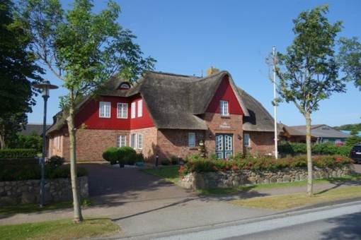 Das Hs Dikstian in Alkersum. Der Eingang zur Wohnung 2 befindet sich links am Haus, der Parkplatz links vor dem Haus
