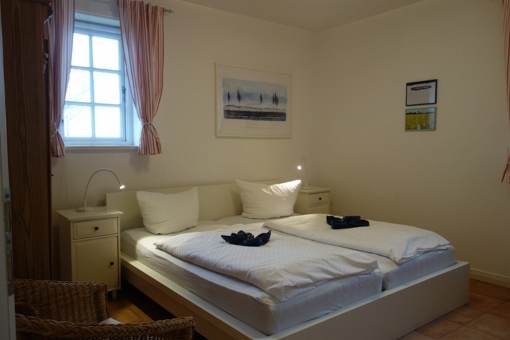 Ein Schlafzimmer mit Doppelbett 180x200cm