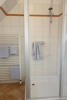 Die Duschkabine und Handtuchheizung