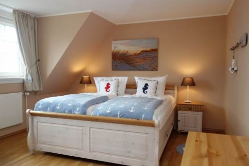 Das Elternschlafzimmer mit groem Doppelbett (180x200cm)