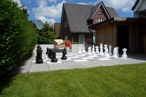 Das versprochene Schachbrett im Garten zum Spielen fr die ganze Familie.