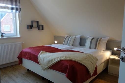 Ein weiteres Schlafzimmer im OG mit zwei Einzelbetten und Kleiderschrank