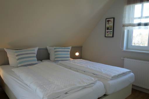 Zwei Einzelbetten - zusammen gestellt - im Elternschlafzimmer im OG.