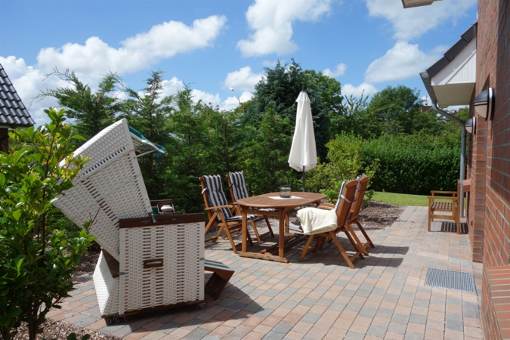 Die herrlich eingewachsene Terrasse.Die Terrassentr befindet sich am Essplatz.