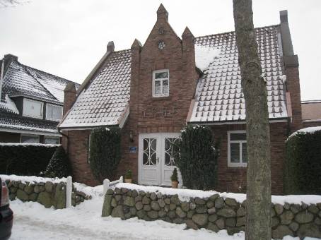 Das Haus Gade in der Badestrasse 30a im Winter. Die Wohnung befindet sich im Obergescho.