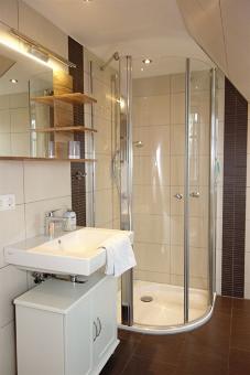 Das Badezimmer im Obergescho mit Duschkabine...