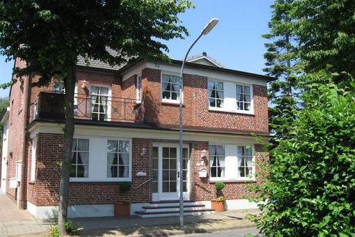 Das Haus Hallig Hooge in der Friedrichstrasse in WykDie Wohnung 2 befindet sich rechts neben dem Eingang