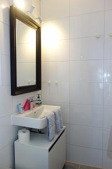 Handwaschbecken und groer Spiegel, gute Beleuchtung