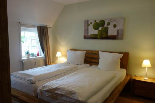 Ein Schlafzimmer mit Doppelbett 180x200 cmVerdunkelungsmglichkeit.