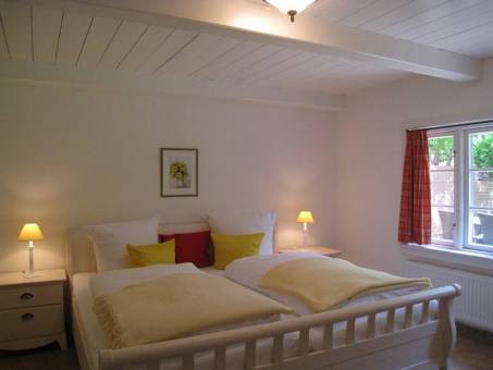 Ein Schlafzimmer mit groem Doppelbett im Erdgeschoss