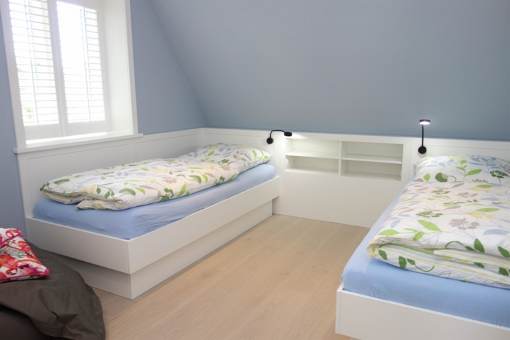 Zwei Einzelbetten (je 90x200cm) im Kinderzimmer