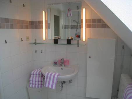 Das Badezimmer mit Waschbecken, Spiegel....