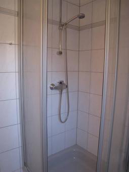 ... Duschkabine; nicht im Bild: das WC