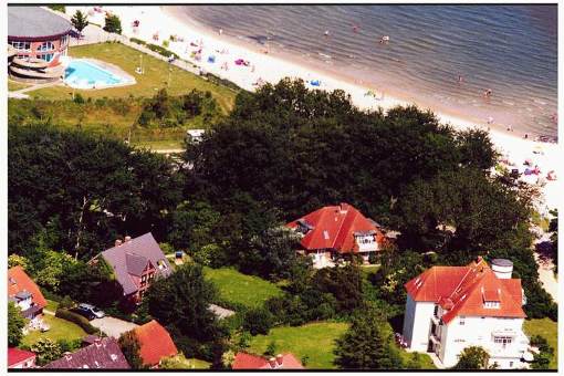 Die Häuser  Stockmannsweg 4 - Strandvilla  und  Am Leuchtturm 4 - Neshörn, eine Luftaufnahme die zeigt: noch näher zum Strand kann man fast nicht wohnen....