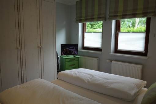 ...großem Kleiderschrank und TV-Gerät