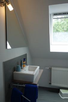 Im Dachgeschoß ein kleines Bad mit Handwaschbecken und .