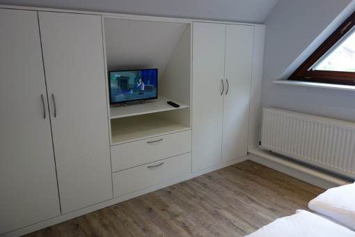 ...auch hier viel Stauraum und ein kleines TV - Gerät