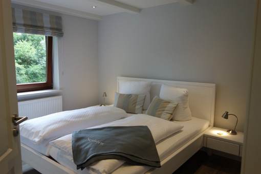 Ein Schlafzimmer mit groem Doppelbett (180x200cm, ohne Fussteil).....