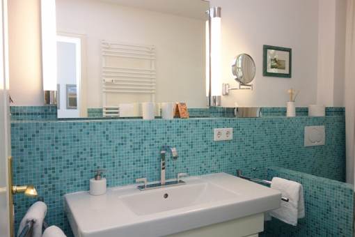 Neues Bad im Erdgescho mit trkisfarbenen Mosaikfliesen,  groem Waschtisch...