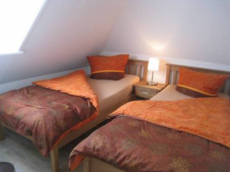 Das Schlafzimmer mit zwei Einzelbetten, und ....