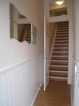 Der schmale Eingang mit Treppe nach oben. 17 Stufen, steil und kurz - Fitness pur
