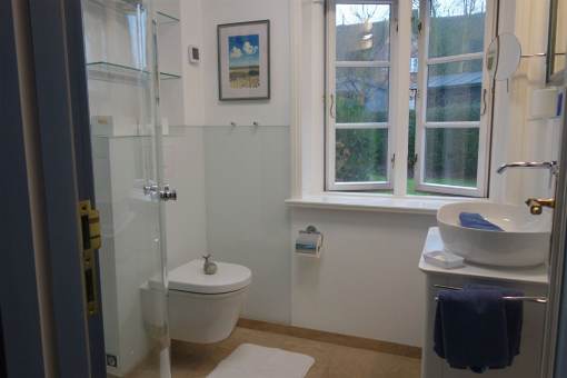 Das Bad mit Handwaschbecken, Toilette, groï¿½ï¿½em Fenster (Plissee als Sichtschutz) und ...
