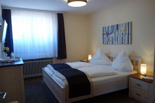 Das Schlafzimmer mit Doppelbett (180x200cm)Laminatfussboden