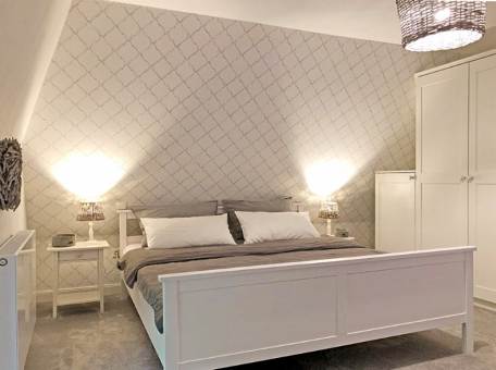 Das Schlafzimmer im Obergescho mit groem Doppelbett 180x200cm