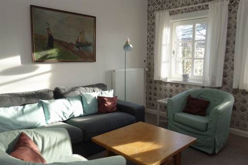 Die Sitzecke fgt sich modern und bescheiden in das Wohnzimmer, dessen Wnde noch mit alten Delfter Kacheln belegt sind, ein.