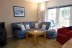 'Das Wohnzimmer mit gemtlichem Sofa und dnischem Ofen.'
