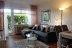 'Das Wohnzimmer, mit gemütlicher Couch in modernen Farben...'