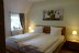 'Ein Schlafzimmer mit Doppelbett 180x200 cm\nVerdunkelungsmglichkeit.'