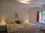 'Ein Schlafzimmer mit groem Doppelbett im Erdgeschoss'