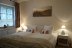 'Das Elternschlafzimmer mit groem Doppelbett\n180x200 cm'