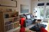 'Der Blick in den Wohnraum mit großer Couch, nicht im Bild: ein Sessel'