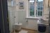 'Das Bad mit Handwaschbecken, Toilette, großem Fenster (Plissee als Sichtschutz) und ...'