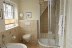 'Die Dusche und Toilette im Bad im OG'