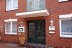 'Die Einganstür vom Haus Teunis in der Mühlenstr. 9 / Ecke Car-Häberlin-Str.\nDie Wohnung 1 befindet sich im Erdgeschoß rechts'