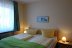 'Das Schlafzimmer mit groem Doppelbett...'